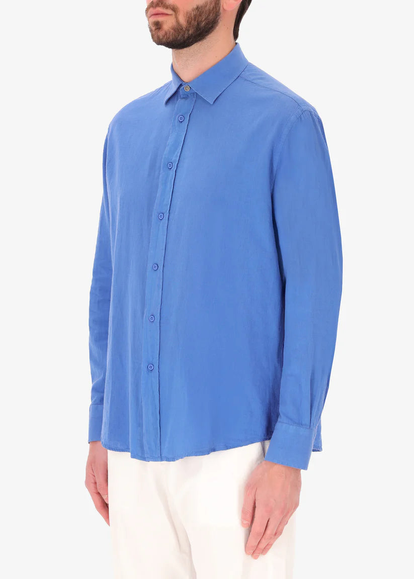 A side facing image of a model wearing a linen blend shirt in blue from Distretto 12.