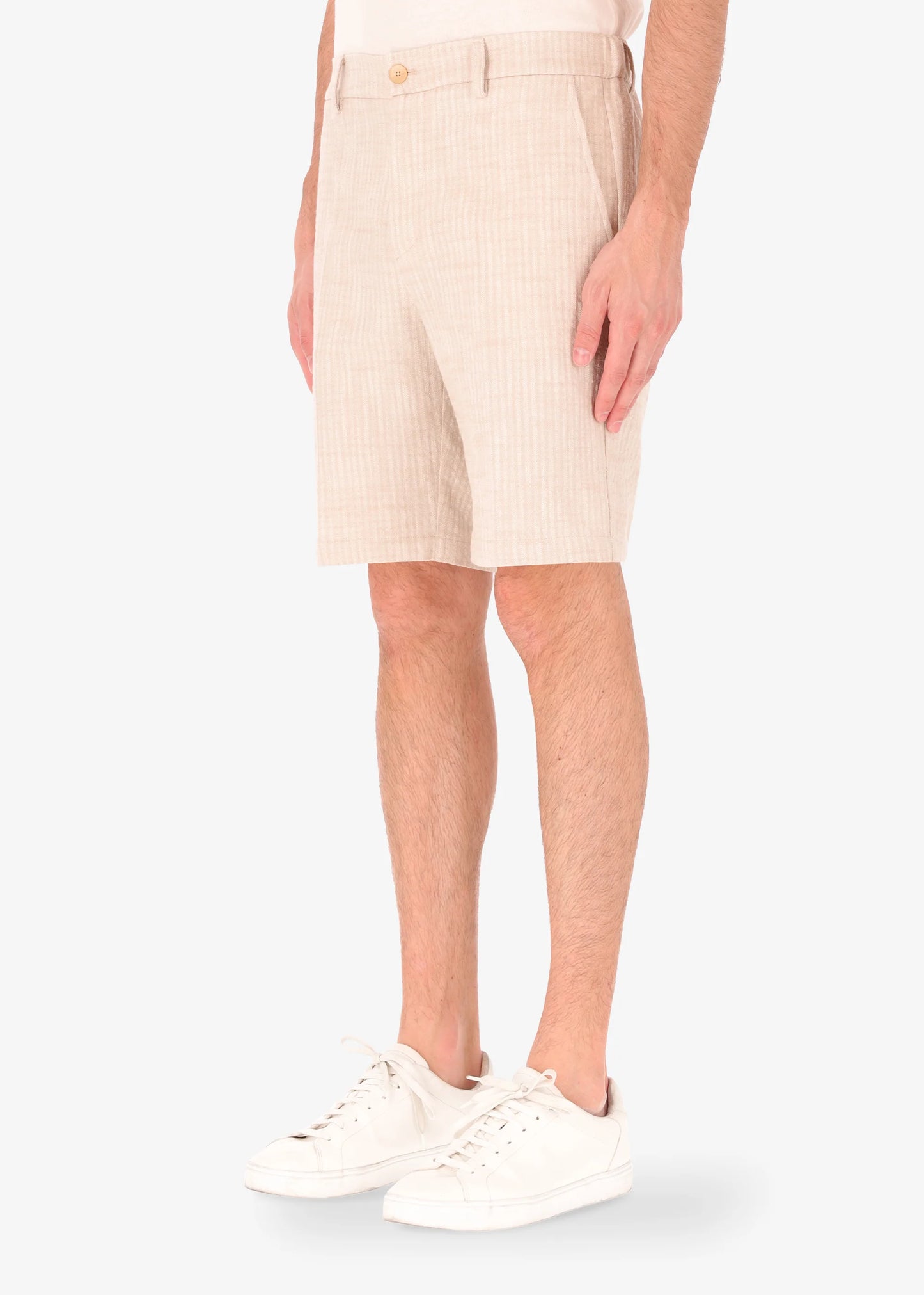 A side facing picture of a model wearing linen shorts from Distretto 12.