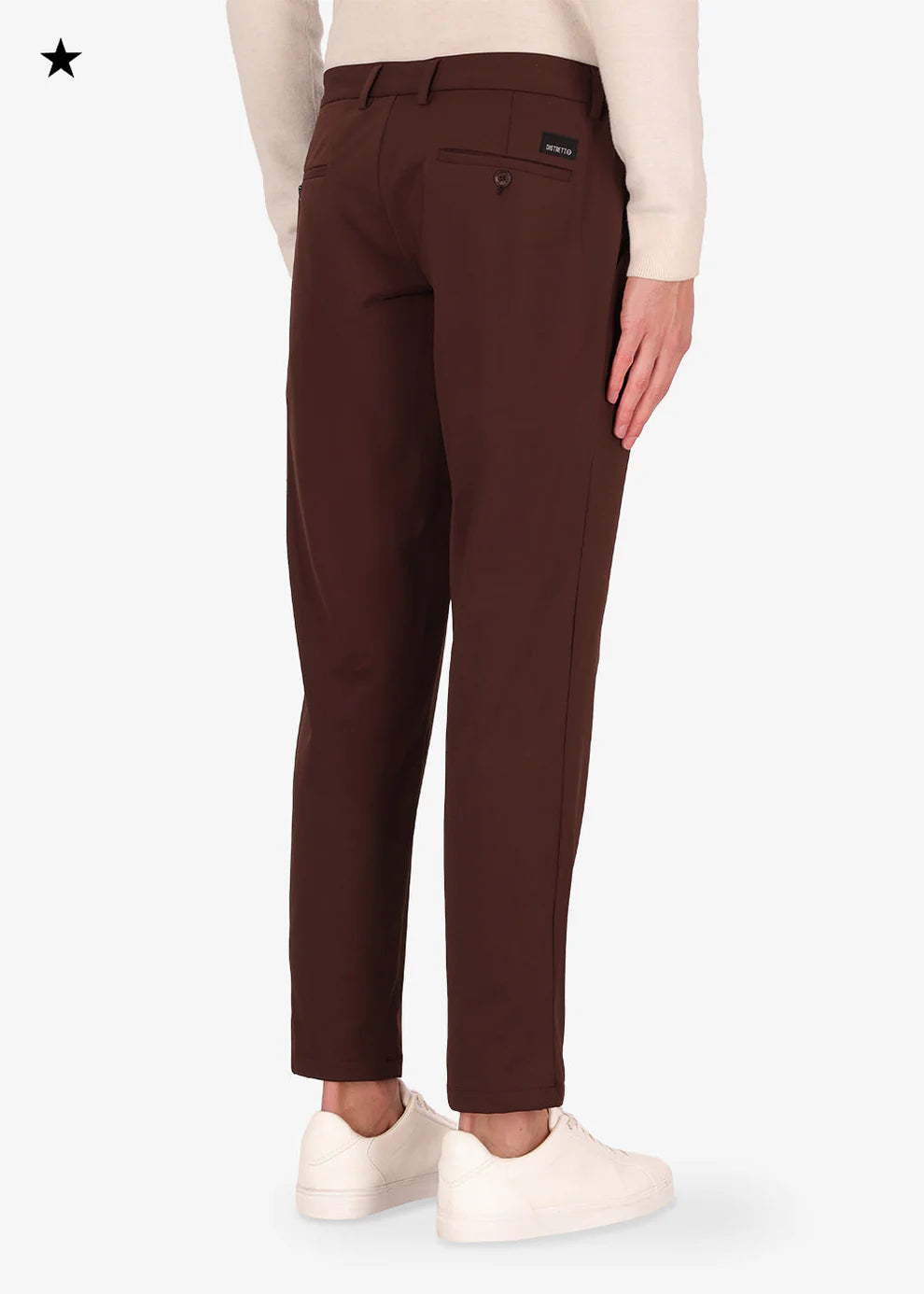 A back facing image of a model wearing 32" york trousers High Performance in brown from Distretto 12.