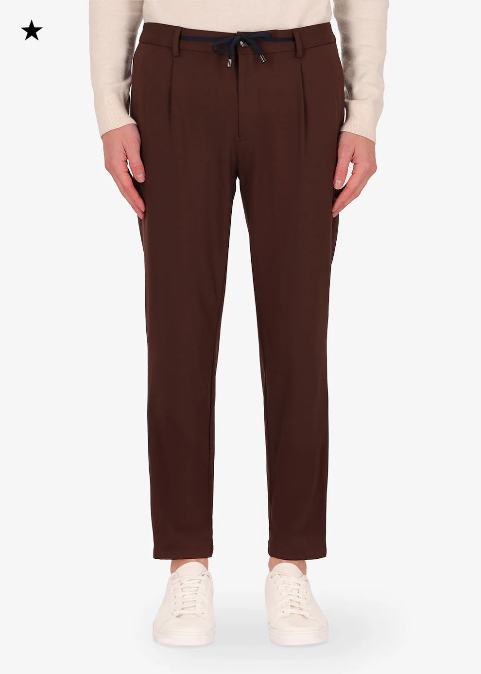 An image of a model wearing 32" york trousers High Performance in brown from Distretto 12.