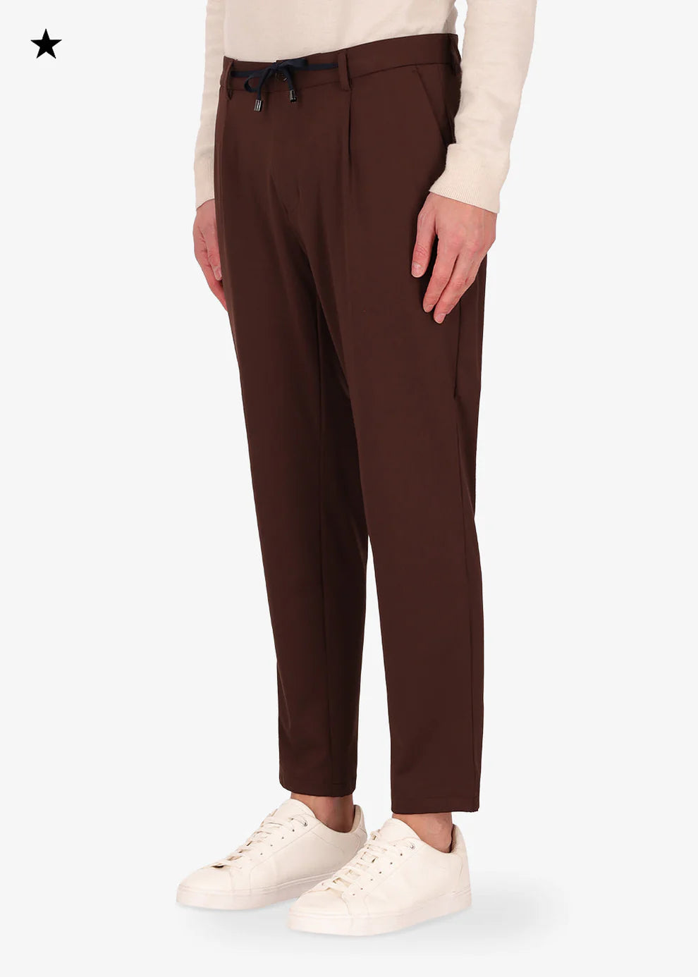 A side on image of a model wearing 32" york trousers High Performance in brown from Distretto 12.