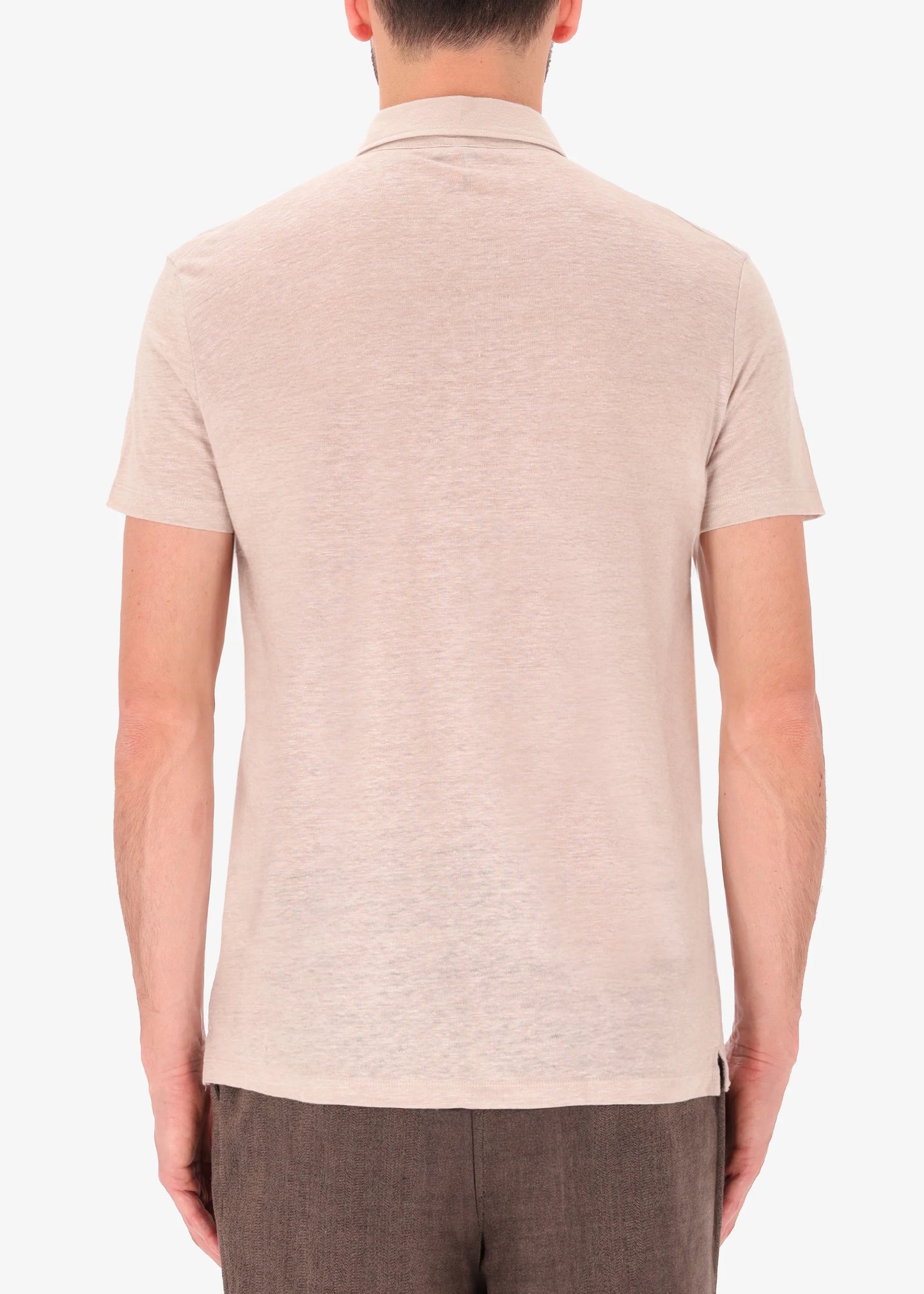 A back facing picture of a model wearing a linen rope coloured polo from Distretto 12.
