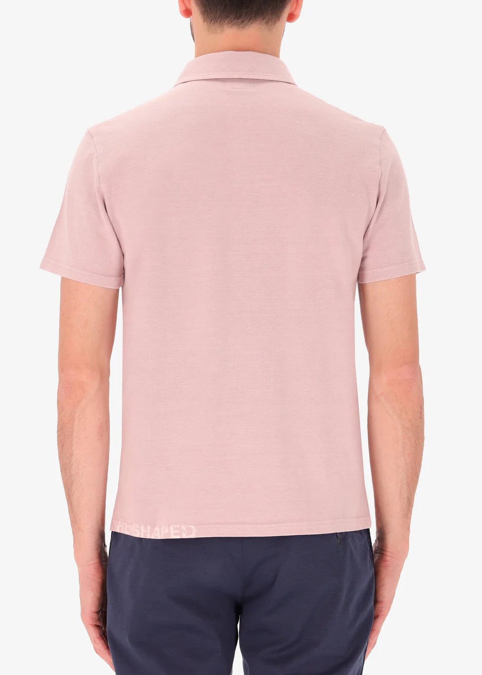 A back image of a model wearing polo versilia in pink from Distretto 12.