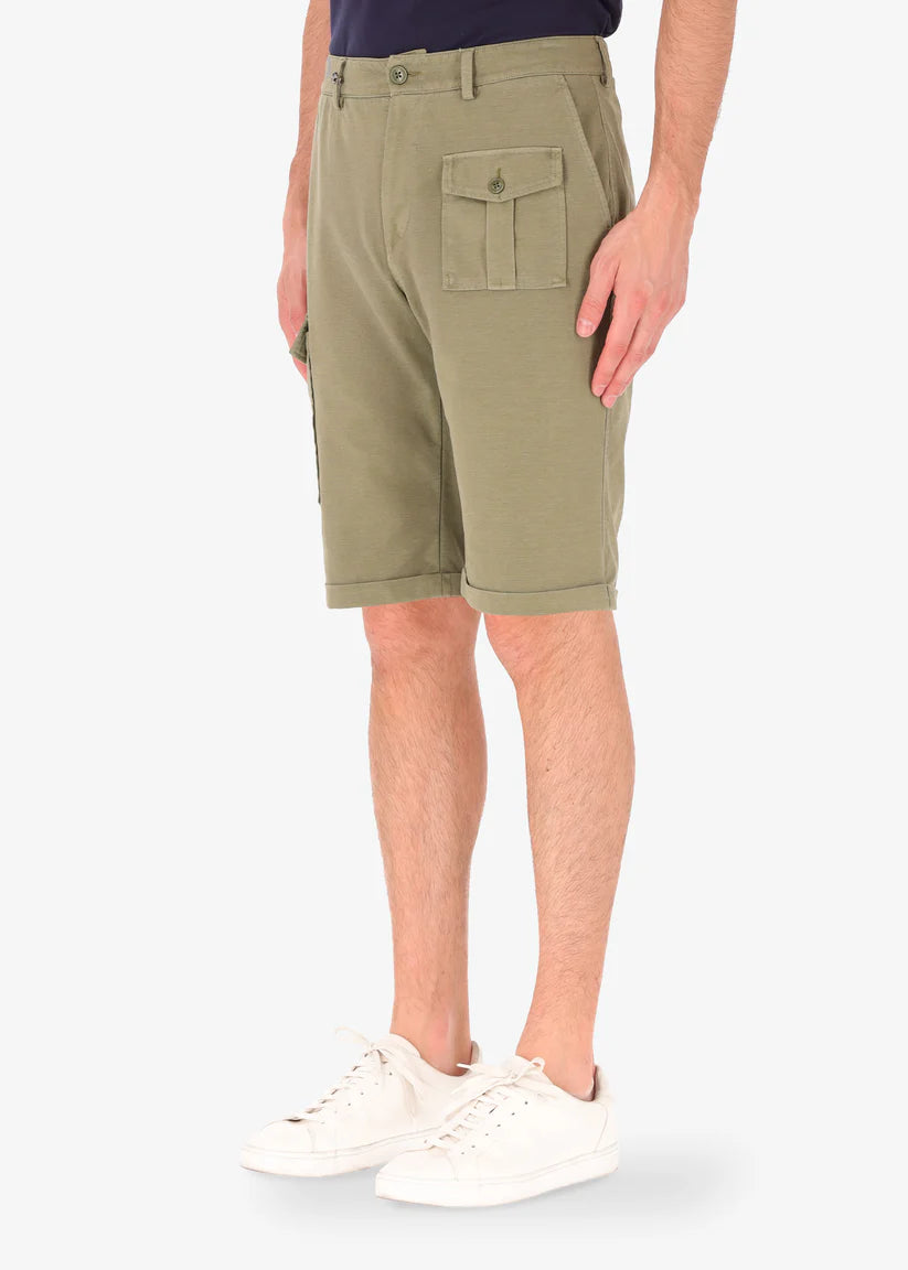 A side on image of a model wearing khaki reshaped cargo shorts from Distretto 12.