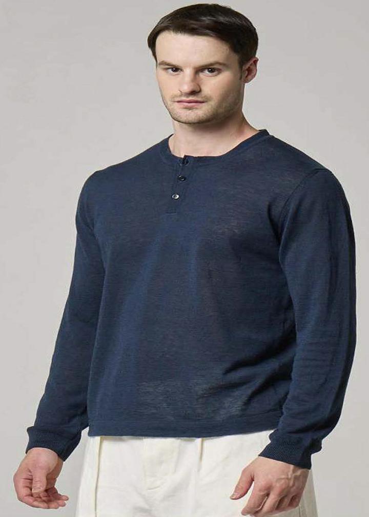 A image of a model wearing Wool&Co linen long sleeve knitwear.
