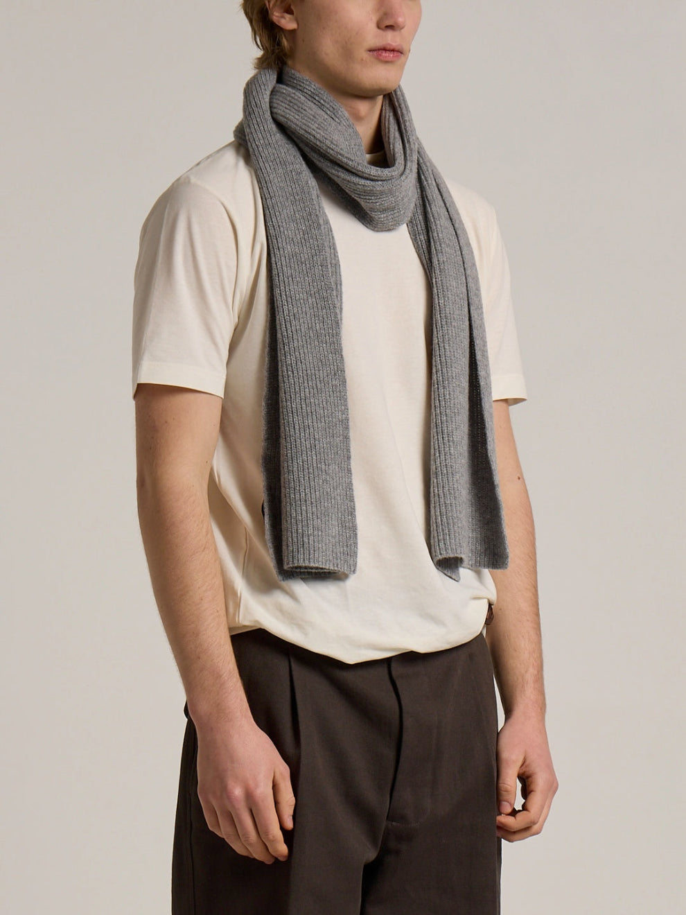 A model wearing a Wool&Co Cashmere blend scarf in grey