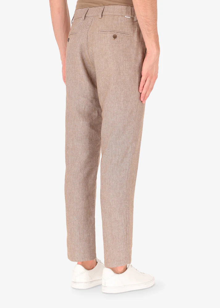 A picture of a model wearing Distretto 12 linen blend Certo trousers from behind