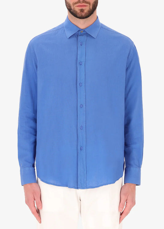 A front facing image of a model wearing a linen blend shirt in blue from Distretto 12.