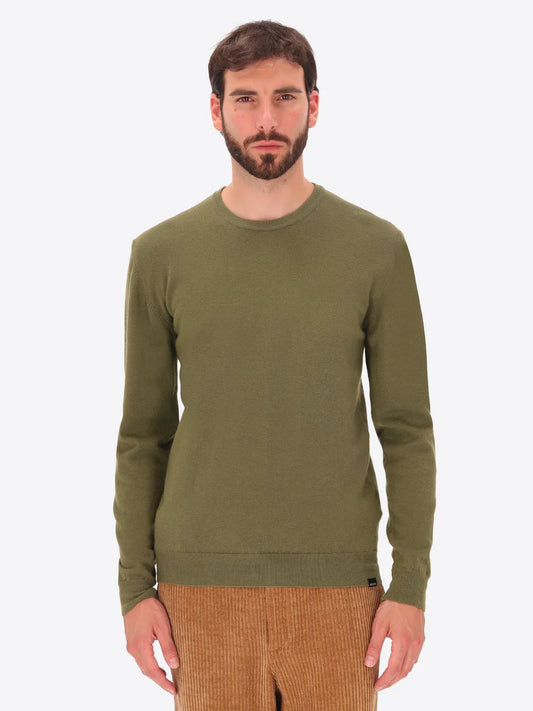 Male model wearing crew neck knitwear by distretto12 in green