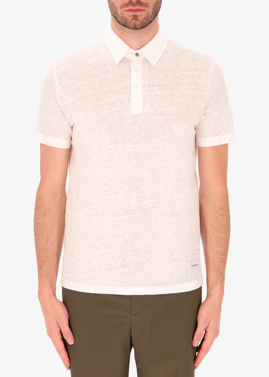 A model wearing a white linen polo from Distretto 12.