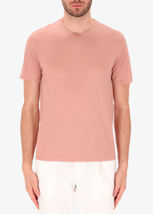 A front facing image of a model wearing Distretto 12 T-Shirt Scot in pink.