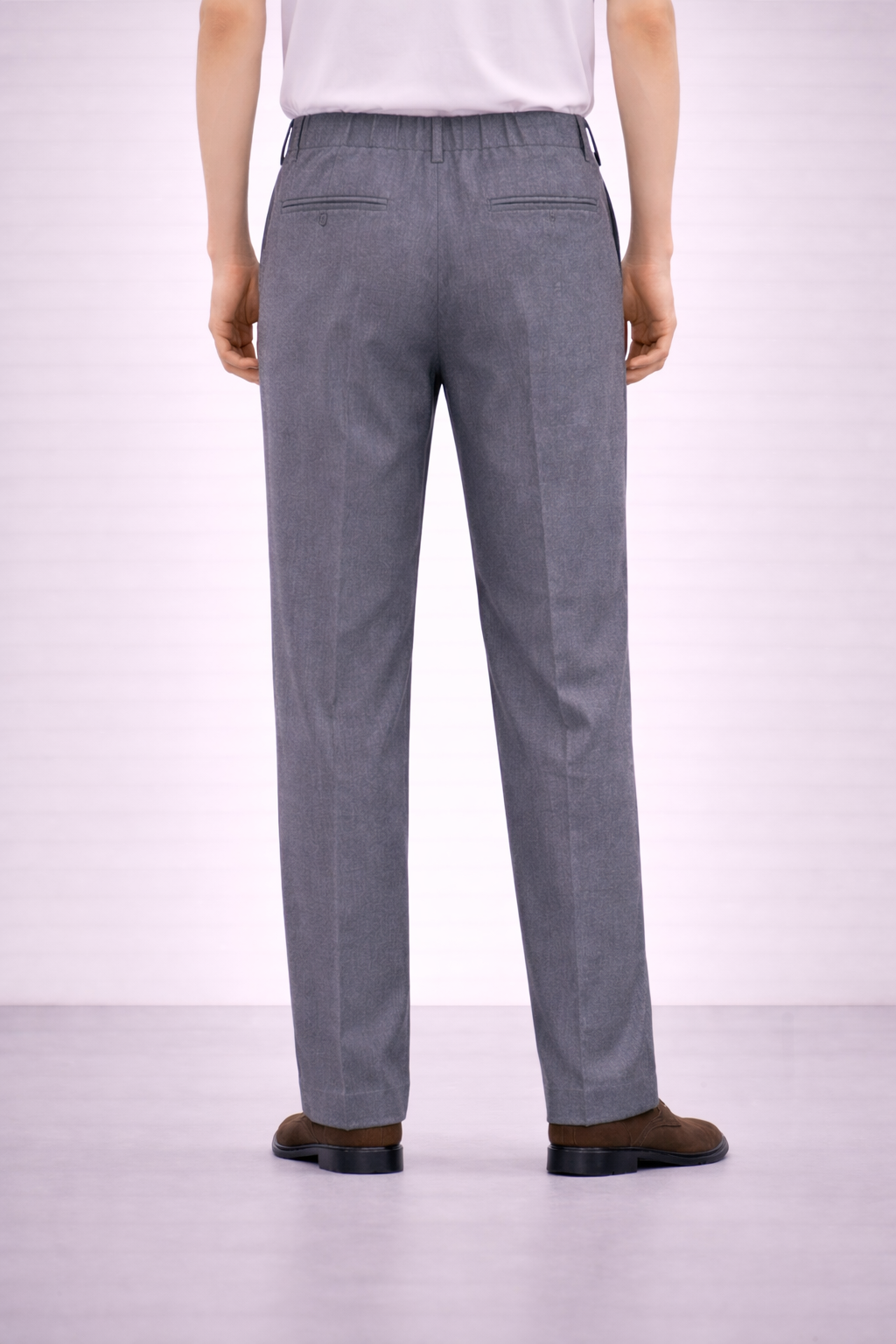 A side on image of a model wearing Germano 1952 grey trousers with a pleat.