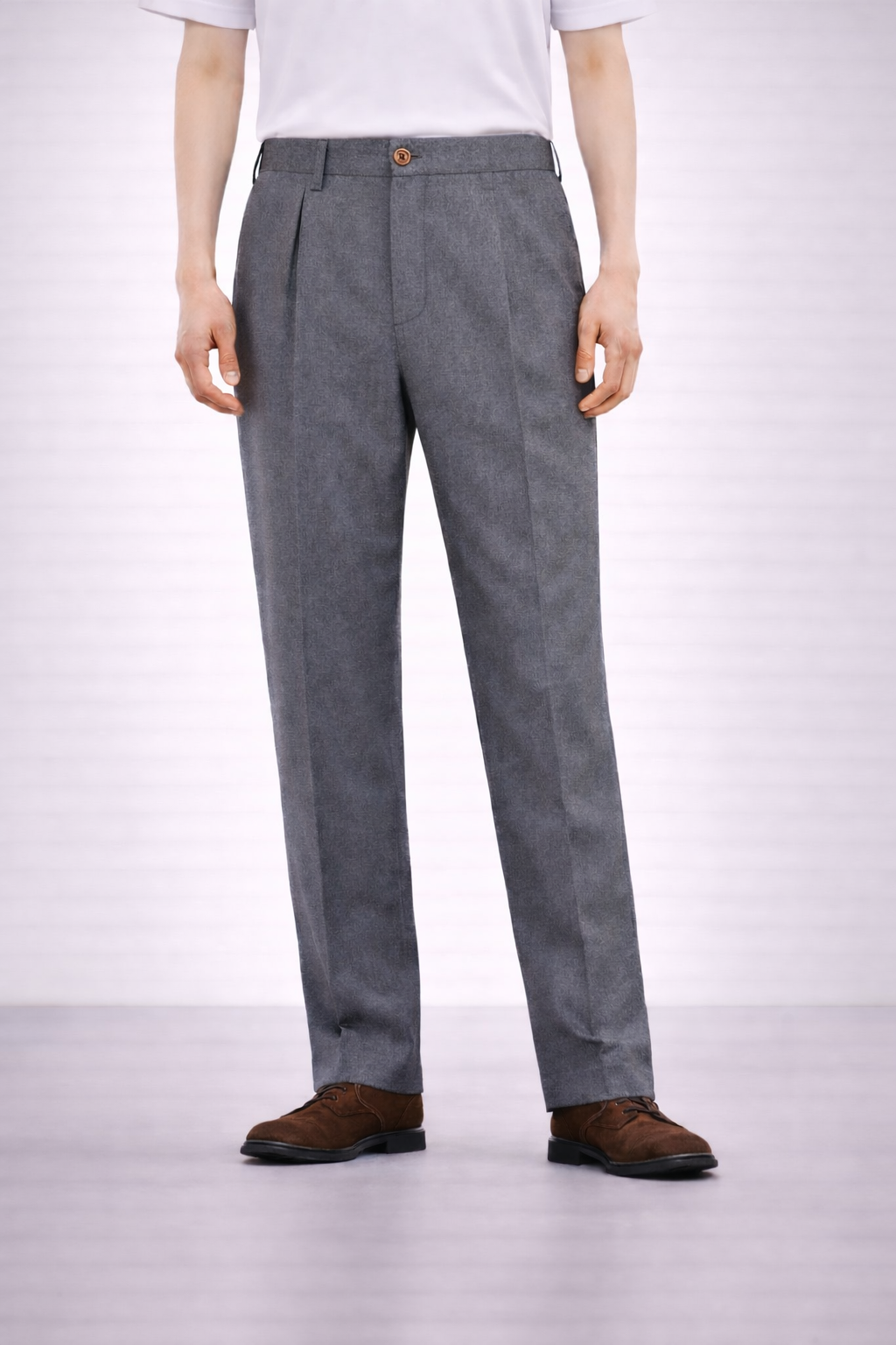 An image of a model wearing Germano 1952 grey trousers with a pleat.