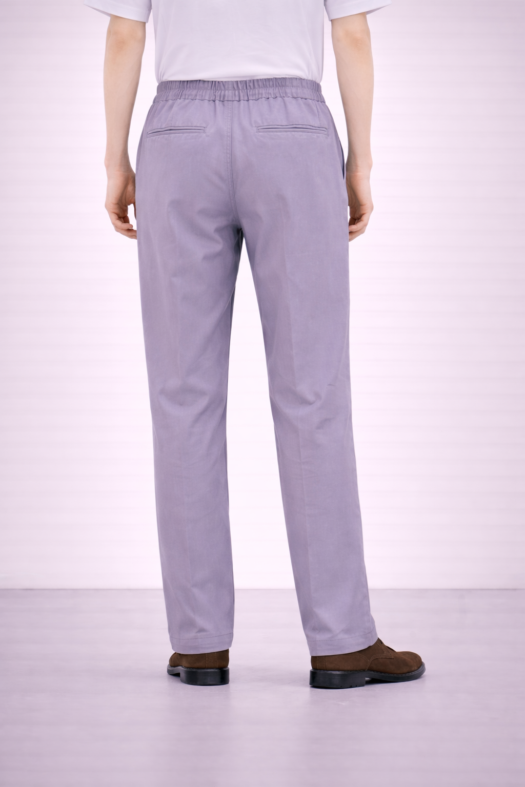 A model wearing Germano 1952 lilac drawstring trousers with single pleat taken from behind.