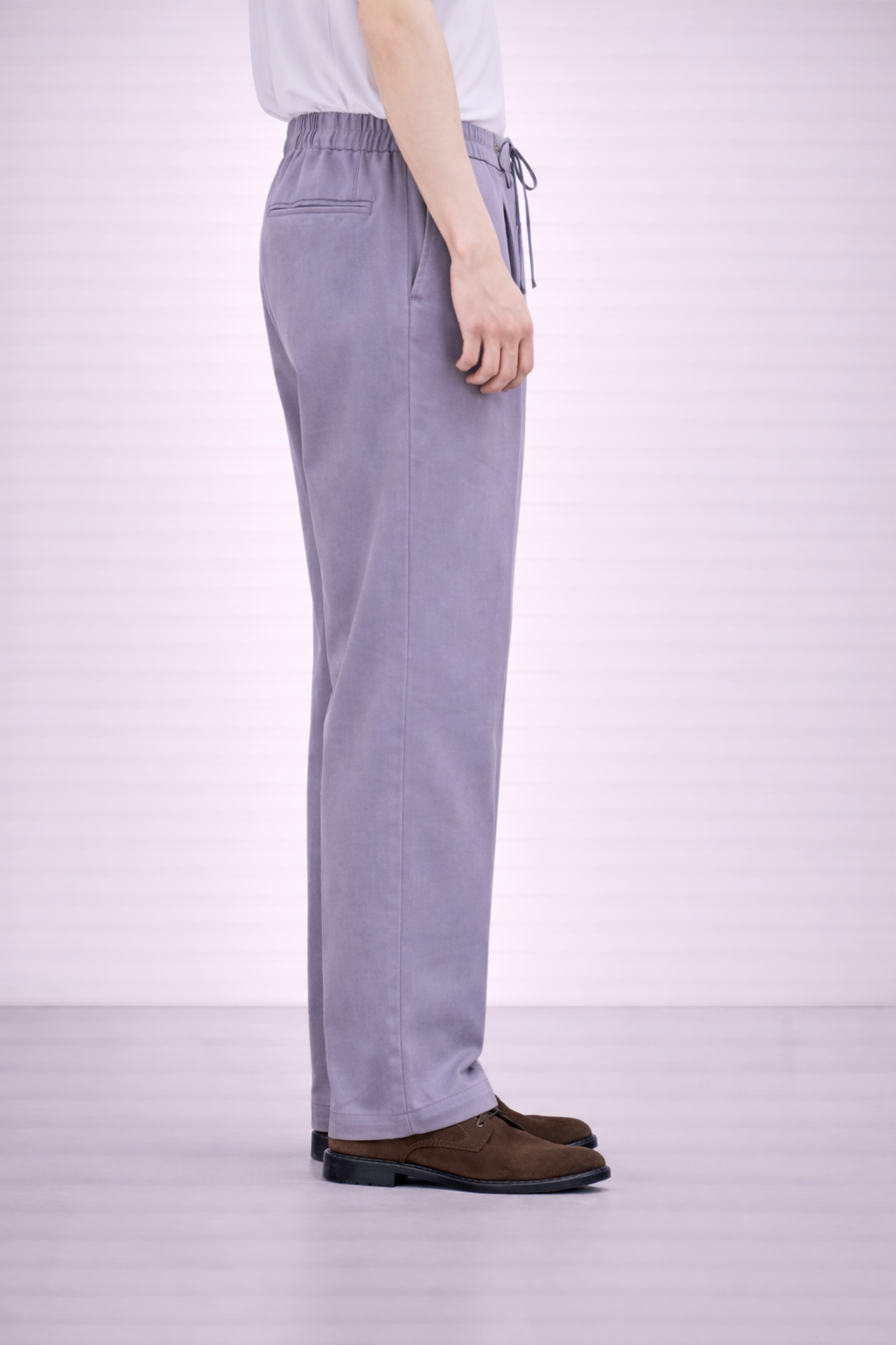 A model wearing Germano 1952 lilac drawstring trousers with single pleat taken from the side.