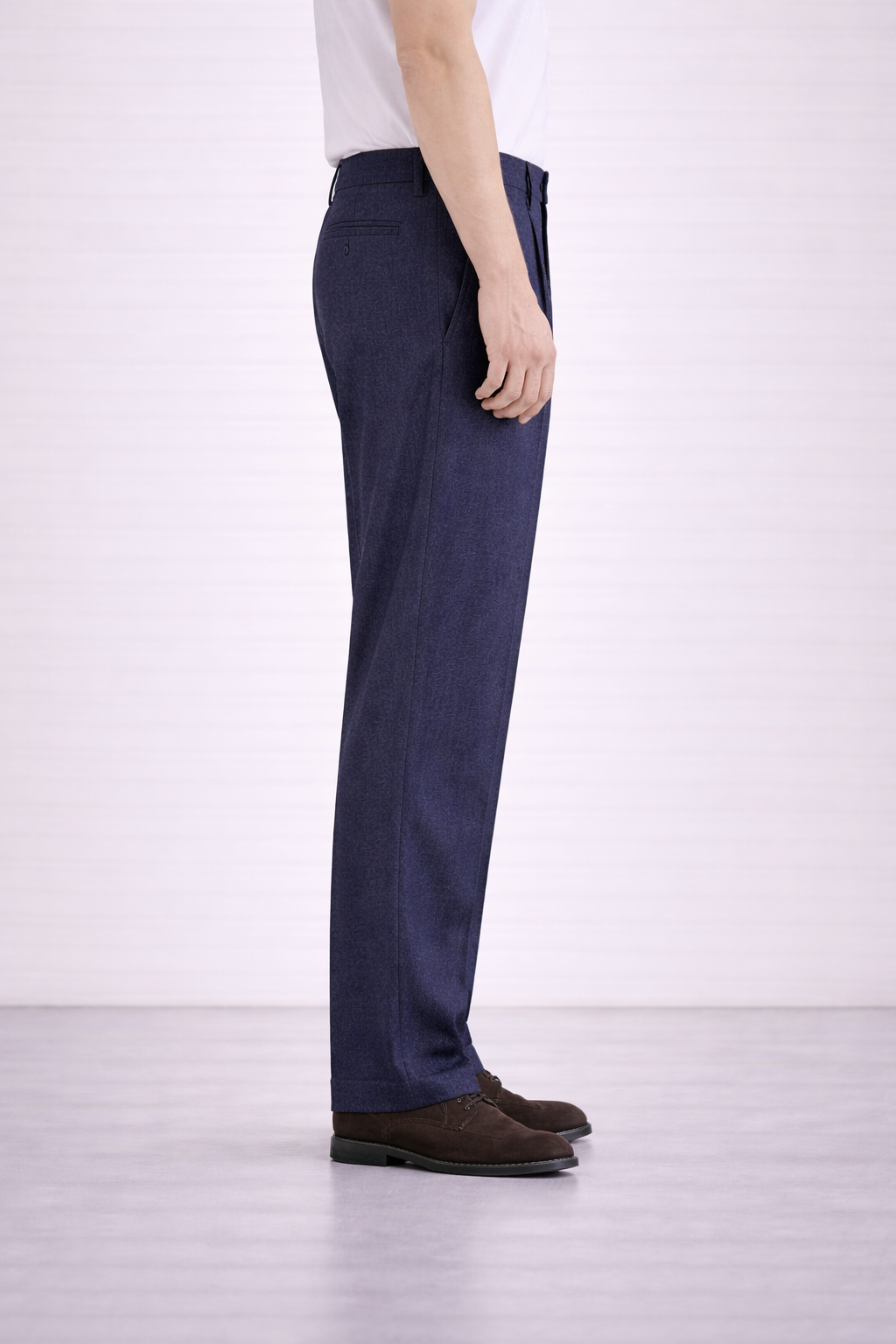 A side on image of a model wearing Germano 1952 navy trousers with a single pleat.