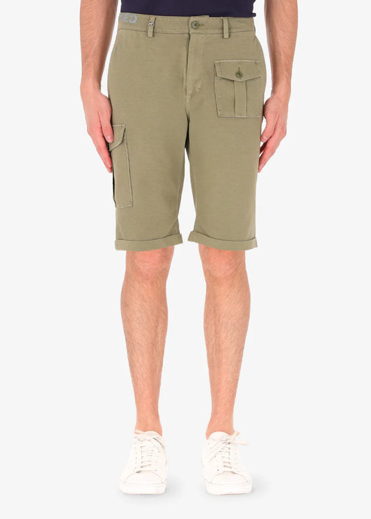 An image of a model wearing khaki reshaped cargo shorts from Distretto 12.