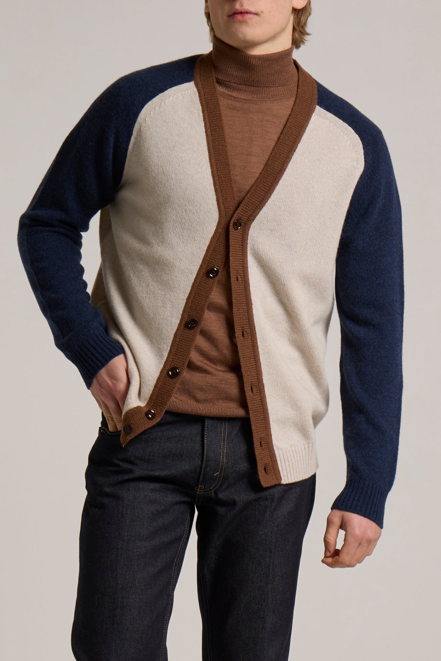 WOOL&CO – WOOL COLOUR BLOCK MIDDLE WEIGHT SIGNLE JERSEY V NECK CARDIGAN