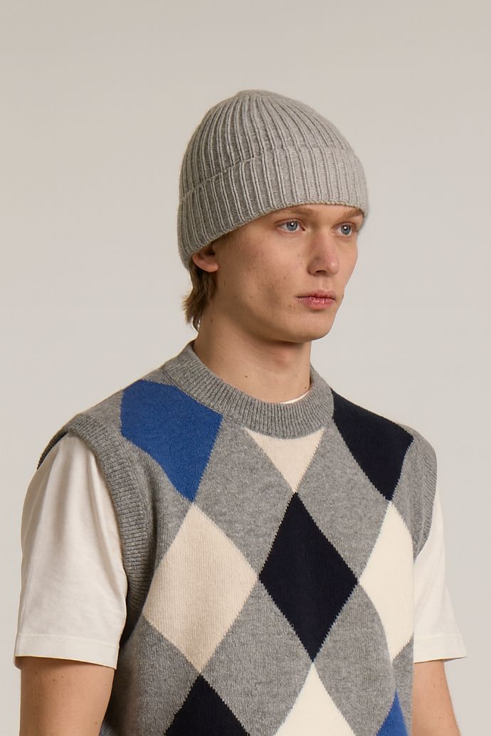 A model wearing a Wool&Co Merino wool blend beanie hat in grey.