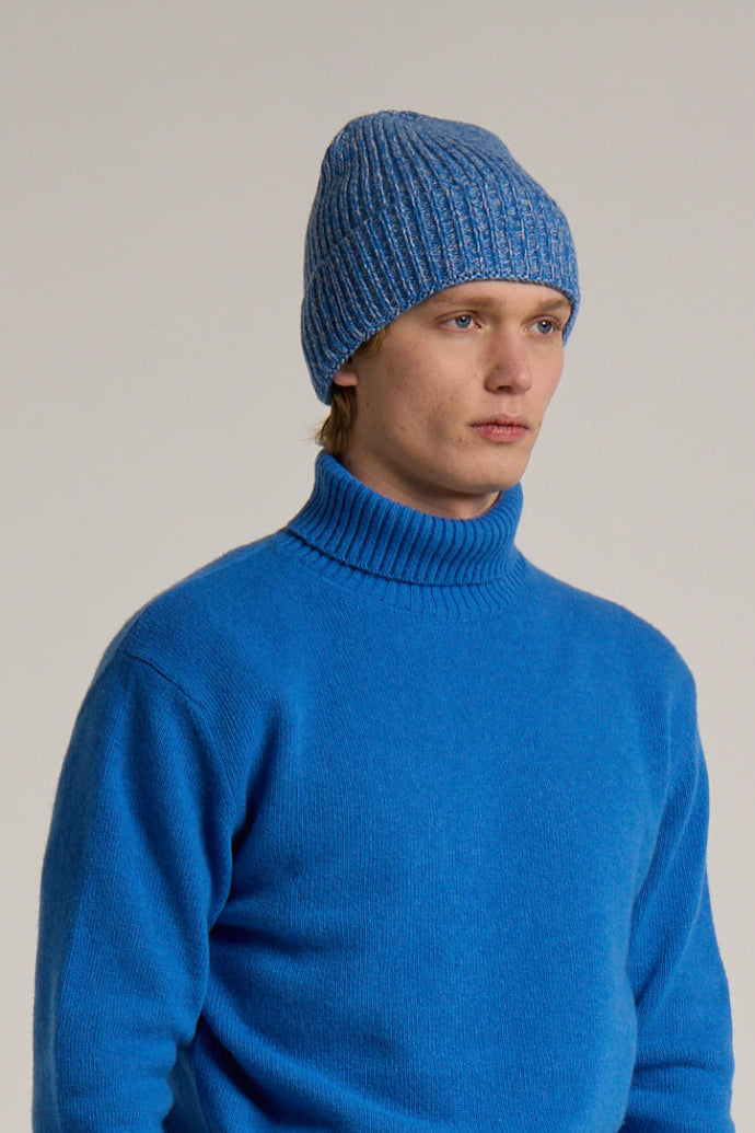 A model wearing a Wool&Co wool blend beanie hat in sky blue